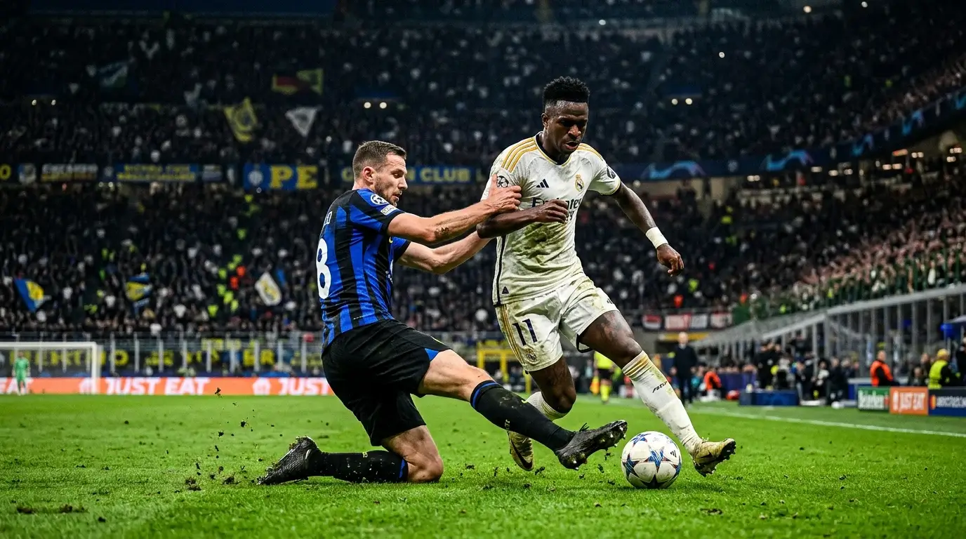 Semifinales Champions League, partido de fútbol en estadio lleno con césped
