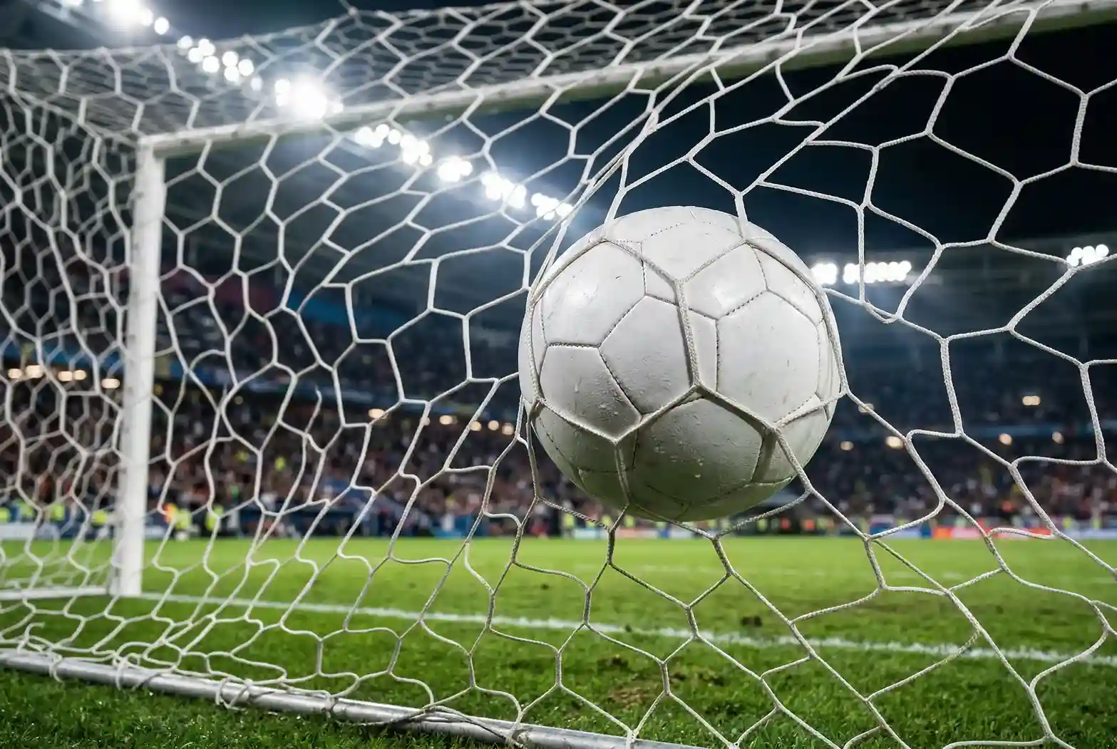 Total goles Champions League over under UCL, balón en red de portería de fútbol